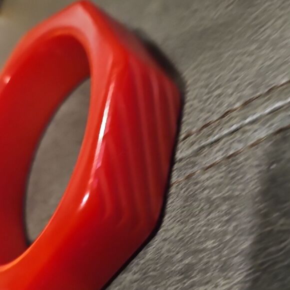 Vintage red Bakelite bangle bracelet - Picture 4 of 4